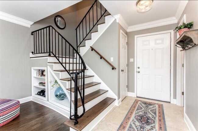 Building Photo - 6980 Roswell Rd