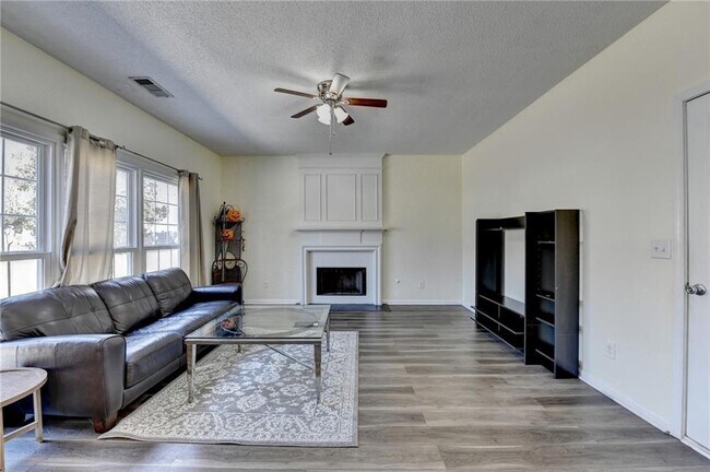 Building Photo - 435 Leasingham Way