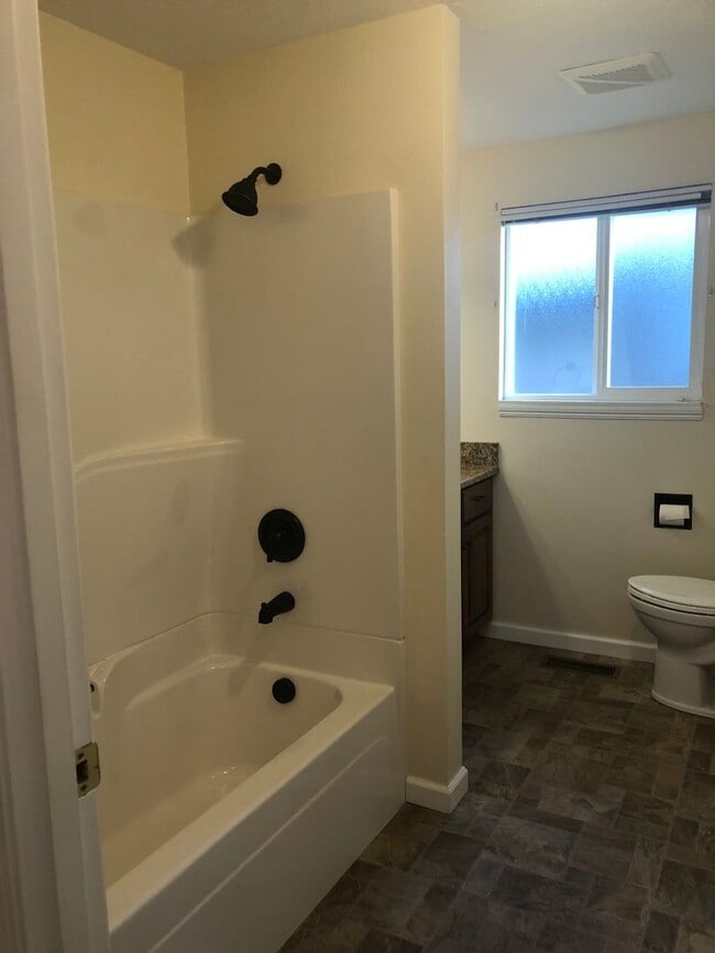 Building Photo - Spacious 3-bedroom, 2 bath home in SE Albany