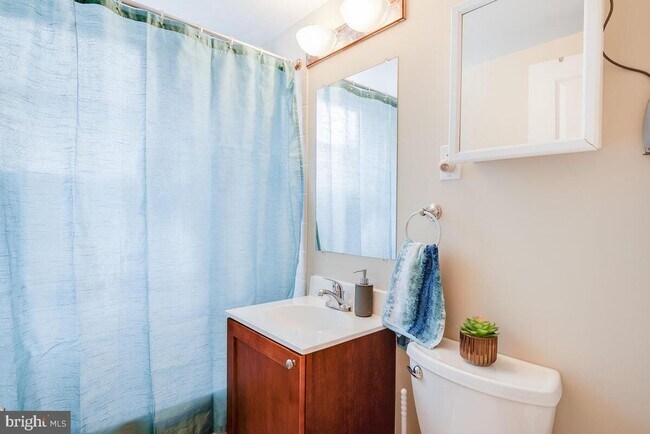 Building Photo - Amazing 2 bedroom/ 1 Bathroom unit with plenty natural light