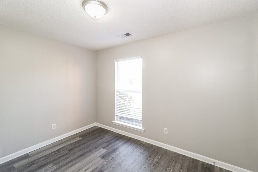 Building Photo - 5086 Jon Oak Dr