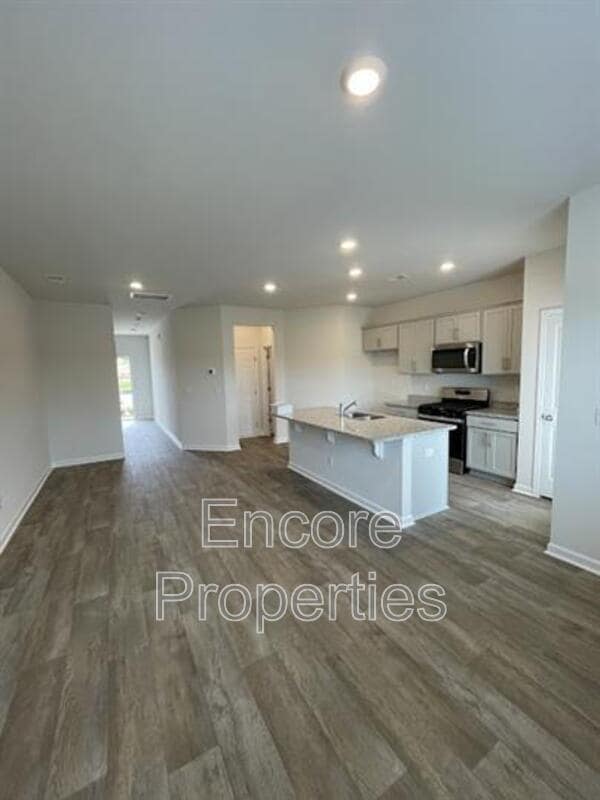 Building Photo - 347 David Hill Dr