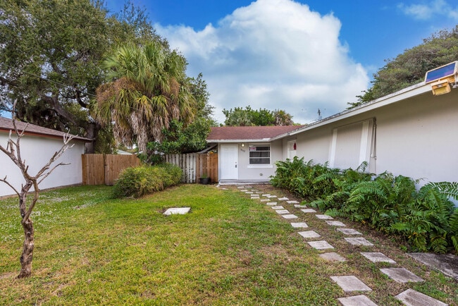 Building Photo - 8642 Sunset Dr