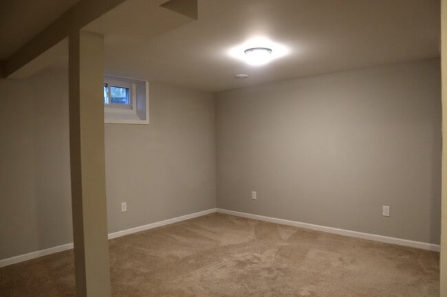 Building Photo - "Charming 4-Bed Oasis on Dakota Avenue: Spacious Living with 2 Full Baths in St. Louis Park!"