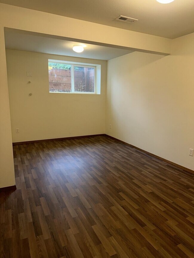 Building Photo - RENT SPECIAL! $1,000 OFF FIRST MONTH'S RENT!