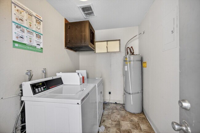 Building Photo - Remodeled 2-Bedroom Gem Near Sac City College