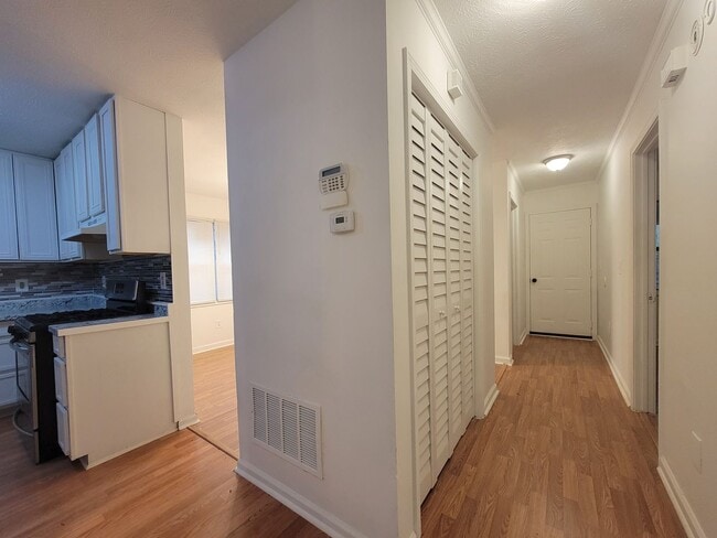 Building Photo - Fully Renovated 3BR/2BA Ranch-Style Townhome – SS Appliances &  Washer/Dryer