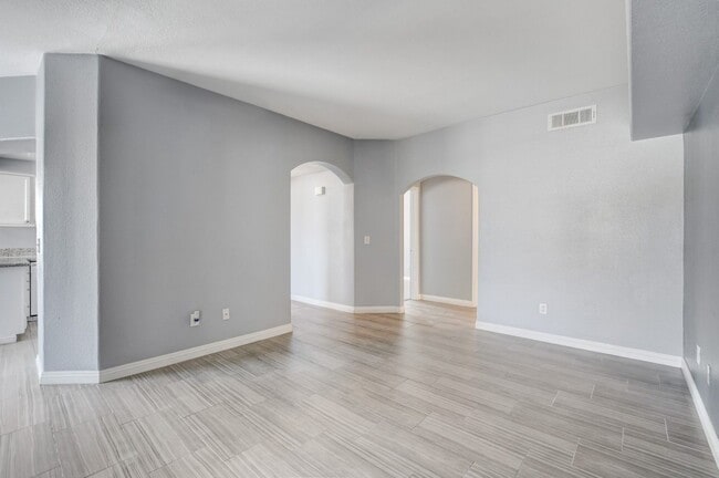 Building Photo - Stunning Upstairs Condo in Gated Indian Wells Community!