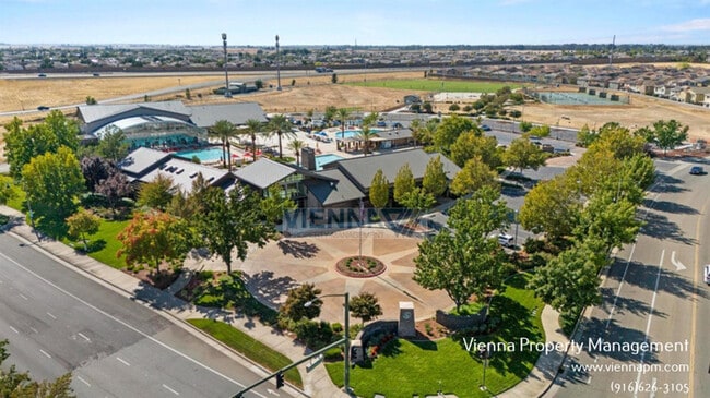 Building Photo - 829 Courtyards Loop
