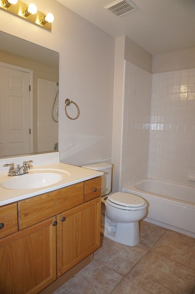 Building Photo - Amazing 2 BD 2 BA Condo in a Gated Community