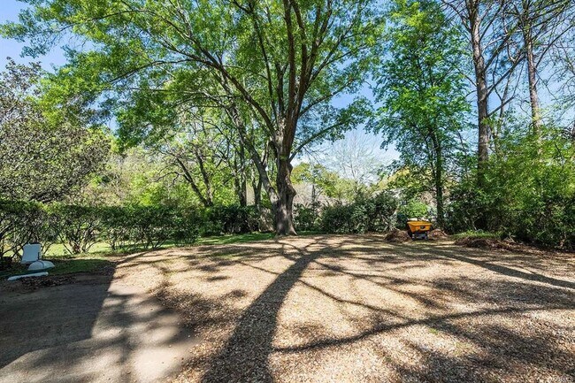 Building Photo - 2925 Fernway Dr