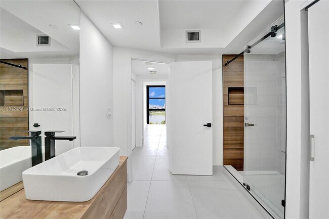 Building Photo - 20281 E Country Club Dr