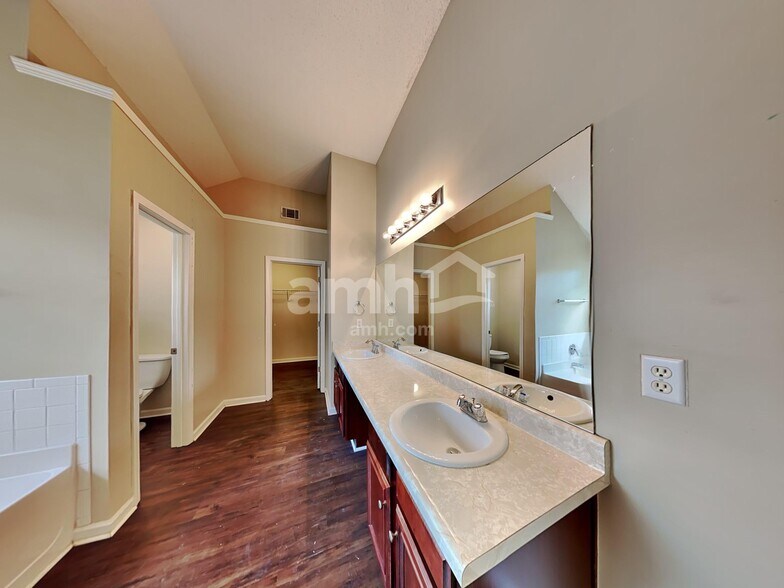 Building Photo - 240 Juliet Dr
