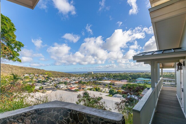 Building Photo - 3 Bedroom/1.5 Bath Home in Kahala w beauti...