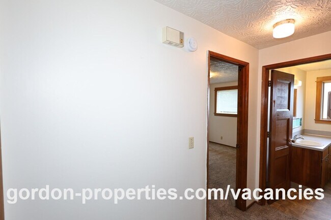 Building Photo - SE Cedar Ave - Single level 2 bedroom unit in duplex