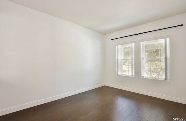 Building Photo - Gorgeous 4/3.5 Home with a Large Fenced Ba...