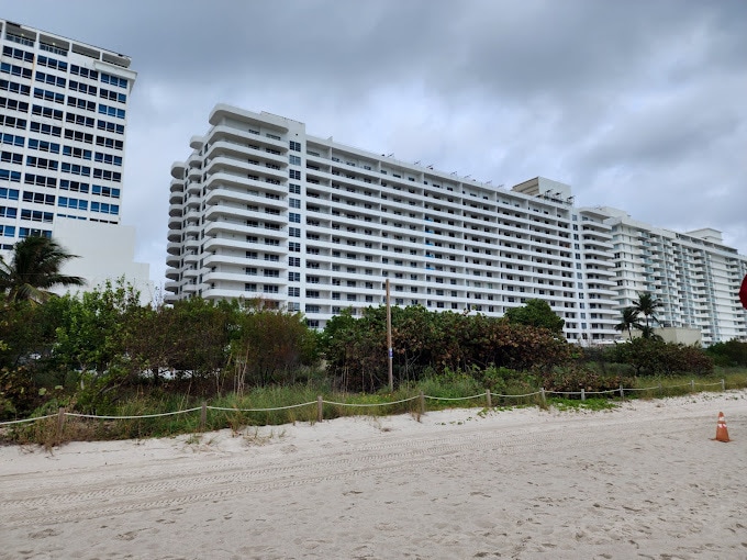 Building Exterior - Oceanside Plaza Condo - 5555 Collins Ave