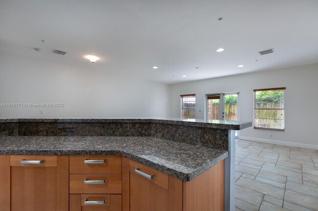 Building Photo - 2913 SW 30th Ct