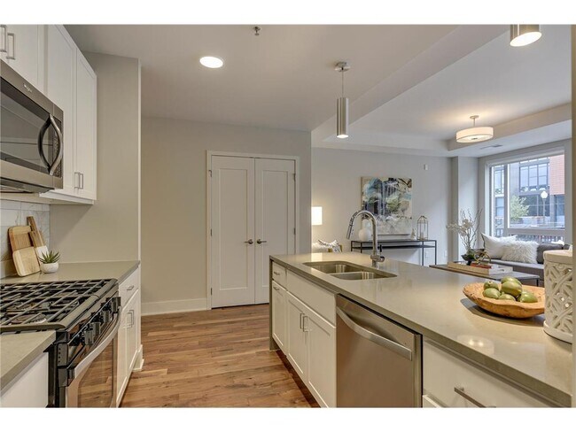 Building Photo - 212 10th Ave S