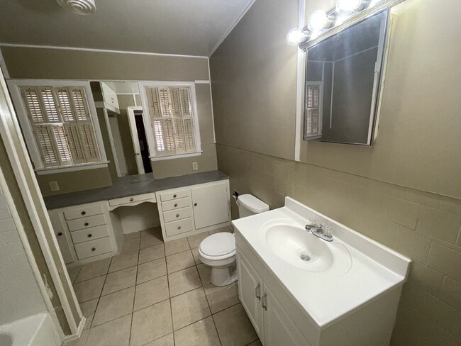 Building Photo - Stunning 3 Bedroom Home Located in the Med...