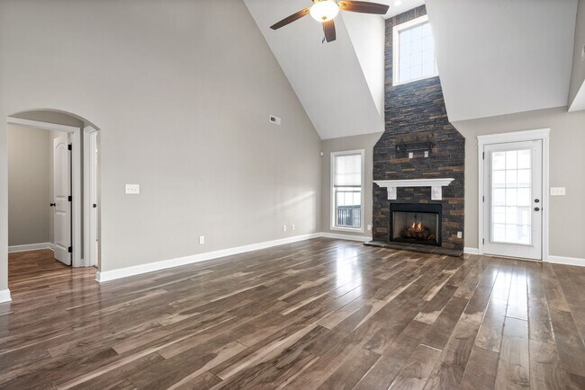 Building Photo - Pet Friendly Three Bedroom with Bonus!