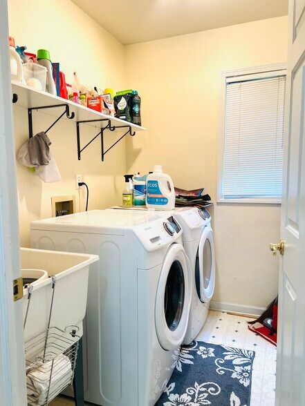 Laundry Room - 2914 Leslie Park Cir