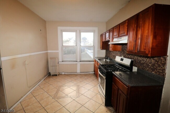 Building Photo - 413 Lyons Ave