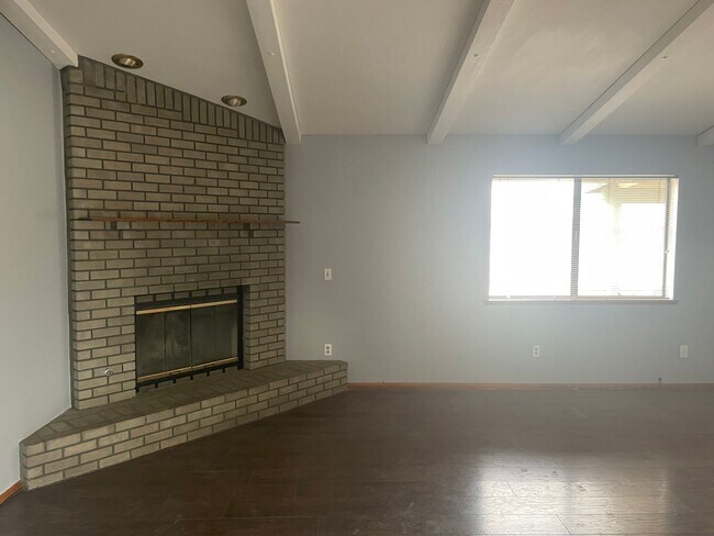 Building Photo - COMING SOON! APPLE VALLEY DESERT KNOLLS 4 ...