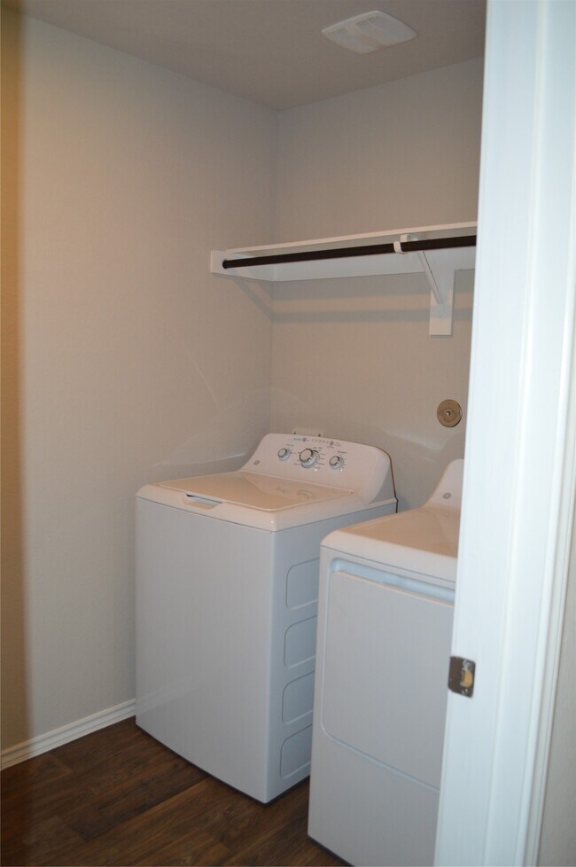 Building Photo - 16817 Lonely Pines Dr