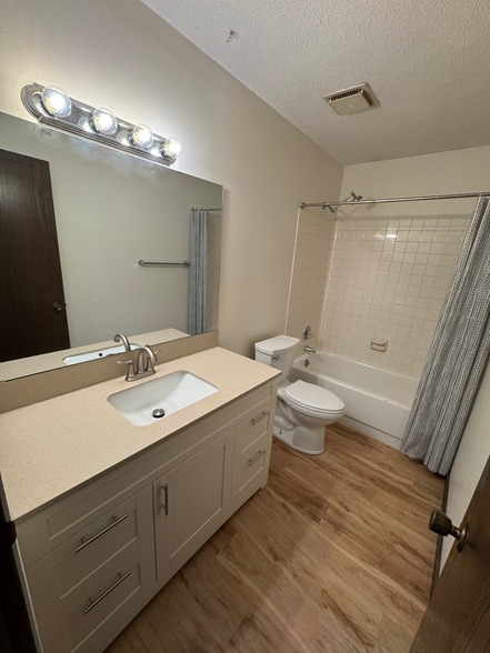 Bathroom - 4831 Tama St