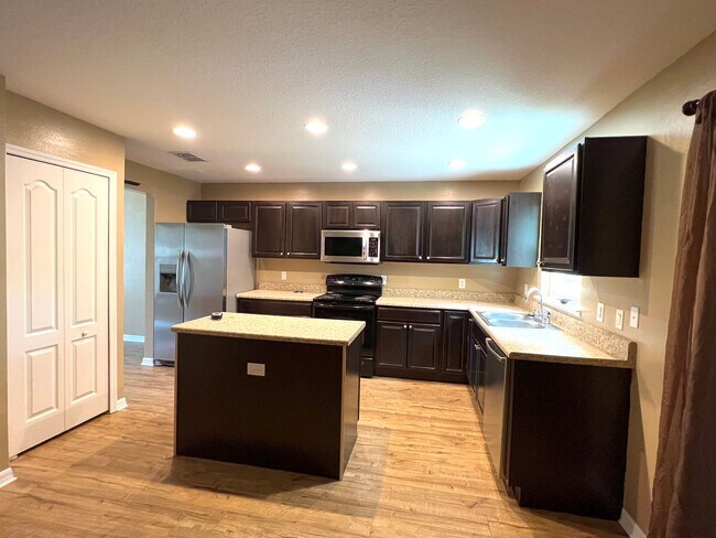 Building Photo - 3/2 with fenced in yard!