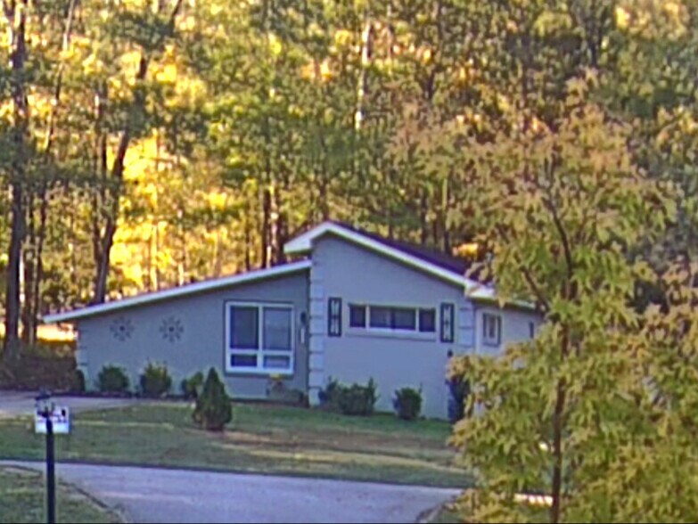 Primary Photo - 1085 W Shore Dr