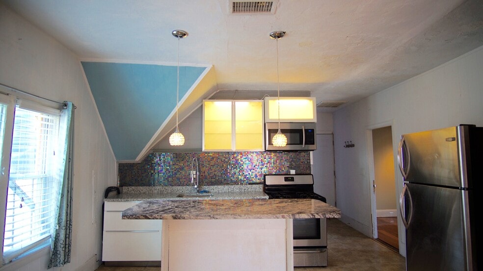 Building Photo - 48 America St