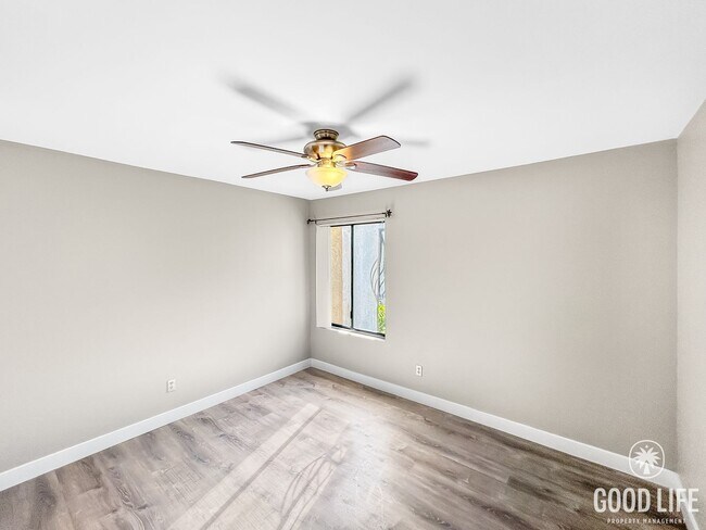 Building Photo - Beautiful 2BD/2BA Condo W/ Reserved Parkin...