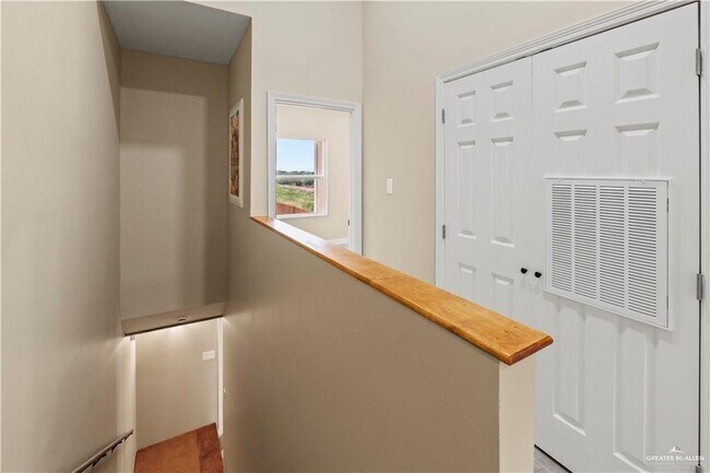 Building Photo - 1405 Karen Dr