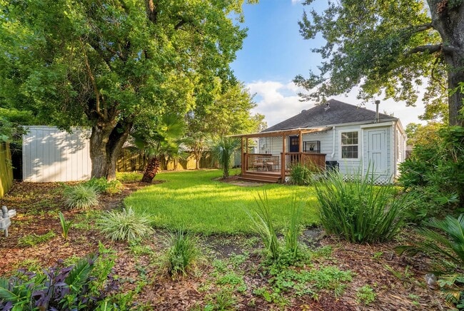 Building Photo - 2044 Des Jardines St