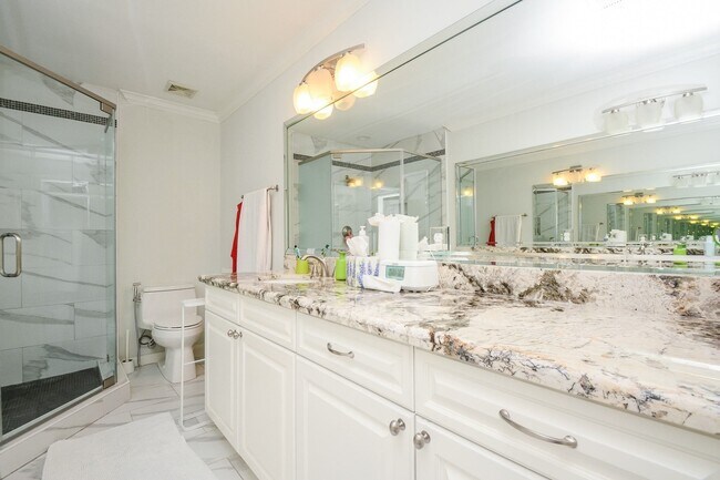 Building Photo - 9906 Cedardale Dr