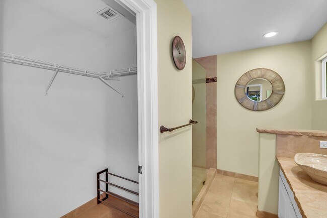 Building Photo - Pet Friendly, Fully Furnished Home in Keau...