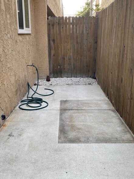 outdoor patio - 218 N Juanita Ave