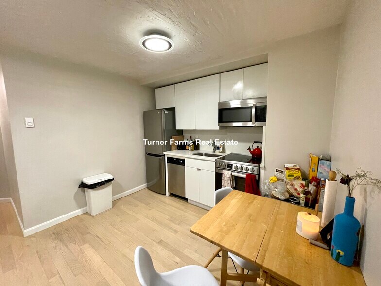 Building Photo - 89 Hudson St