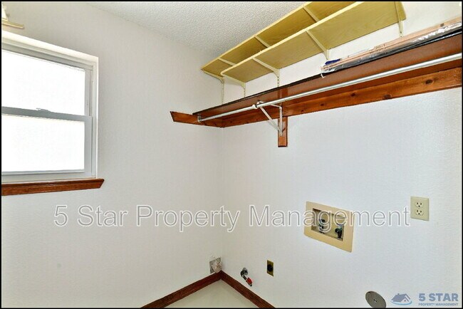 Building Photo - 529 Castlerock Ln