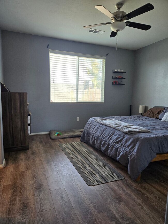 Building Photo - 4 BR 2 BA Availble Nov 18th