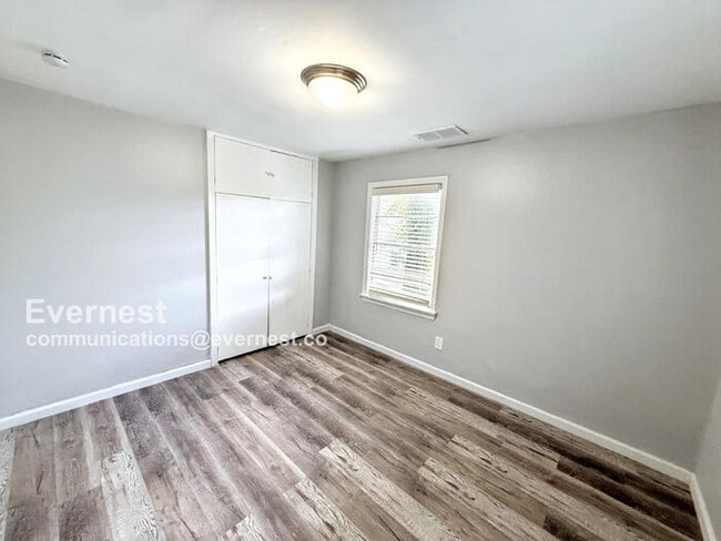Building Photo - 618 Brunson Ave