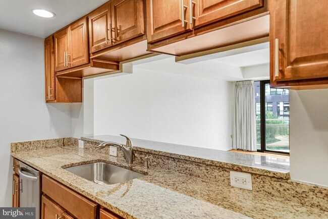 Building Photo - 1530 Key Blvd