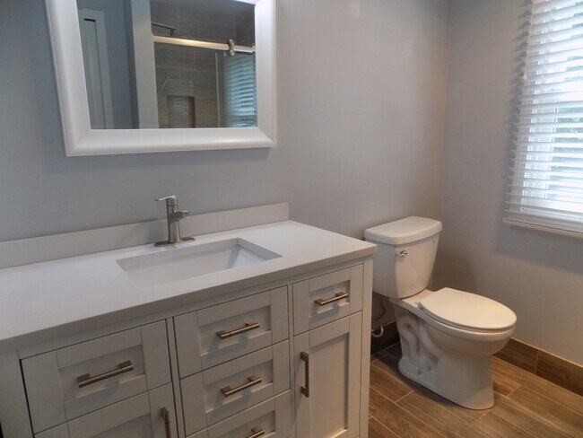 Building Photo - Nice Updated 4 bedroom house with first floor primary bedroom/Bathroom