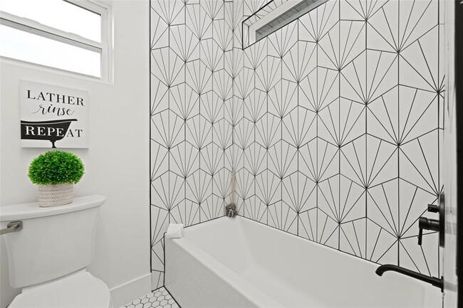 Building Photo - 2102 E 2nd St