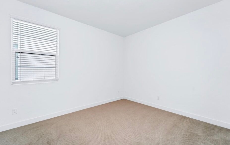 Building Photo - 440 Chorus