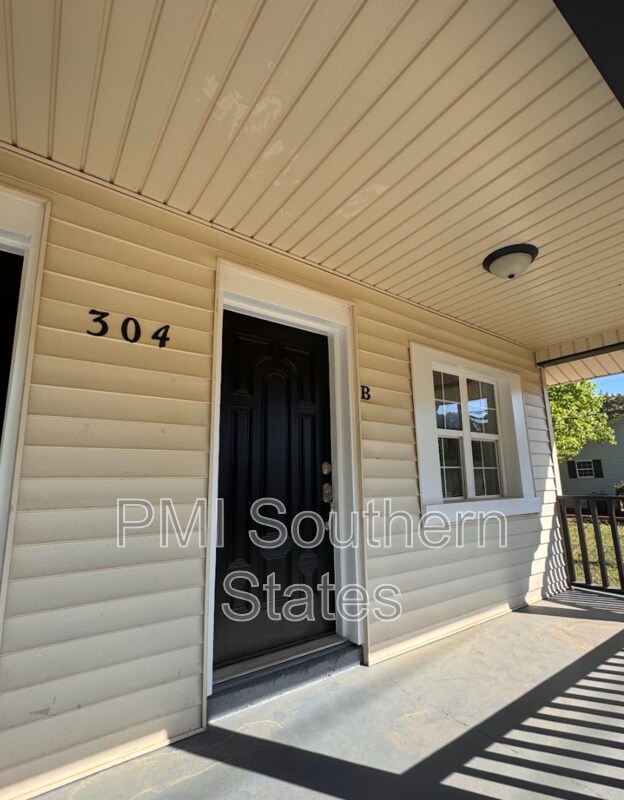 Building Photo - 304 N Leach St