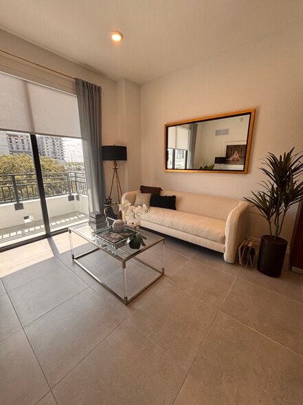 Building Photo - 1904 Monroe St