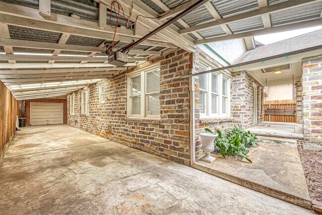 Building Photo - 707 Peden St